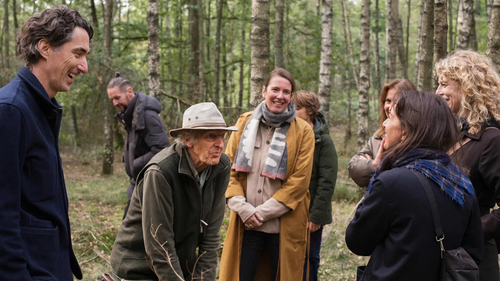 Simon Klingen (midden) geeft bosles in het bos van Amerongen op de Utrechtse Heuvelrug. Beeld ARCO / Lucas Hardonk