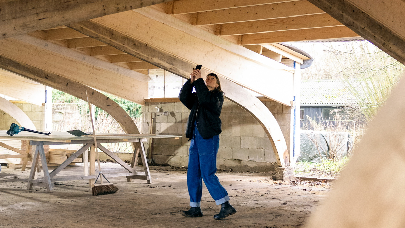 Joline Jolink fotografeert het nieuwe dak van haar Fashion Farm door la-di-da. Beeld Isis Greven
