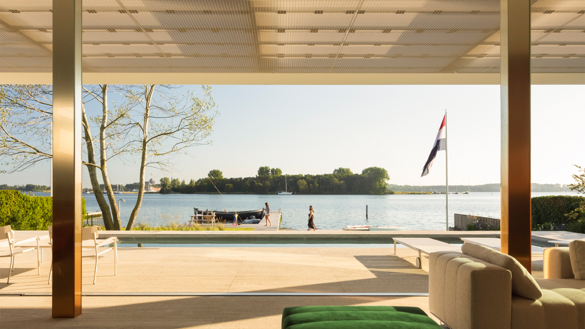 Zicht op het Veerse Meer vanuit het vakantiehuis The Lakehouse van Kees Kaan. Beeld Fernando Guerra