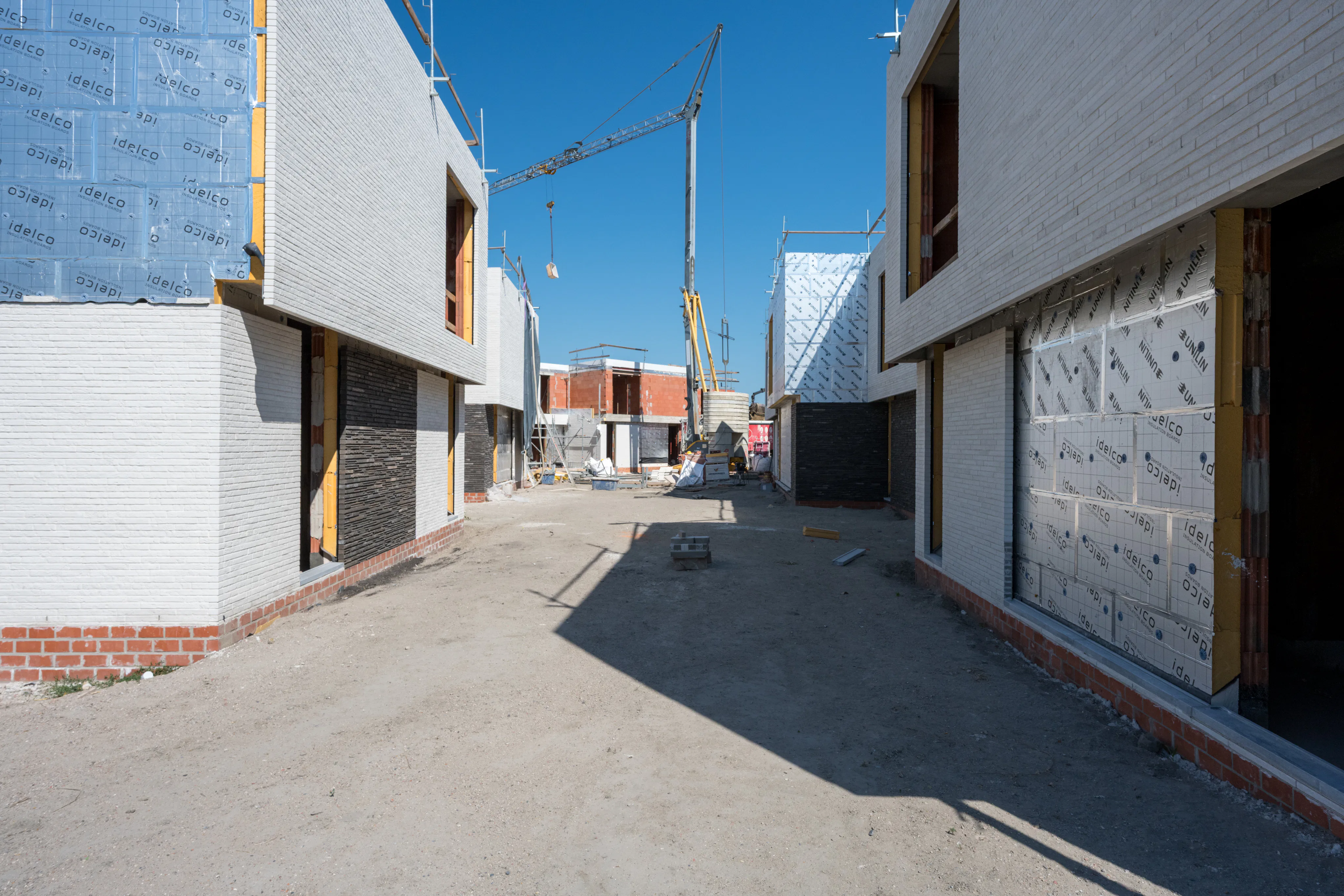 Eerste toepassing van het nieuwe langformaat van Pirrouet ® Blossom White in een woningbouwproject te Uitkerke (BE)