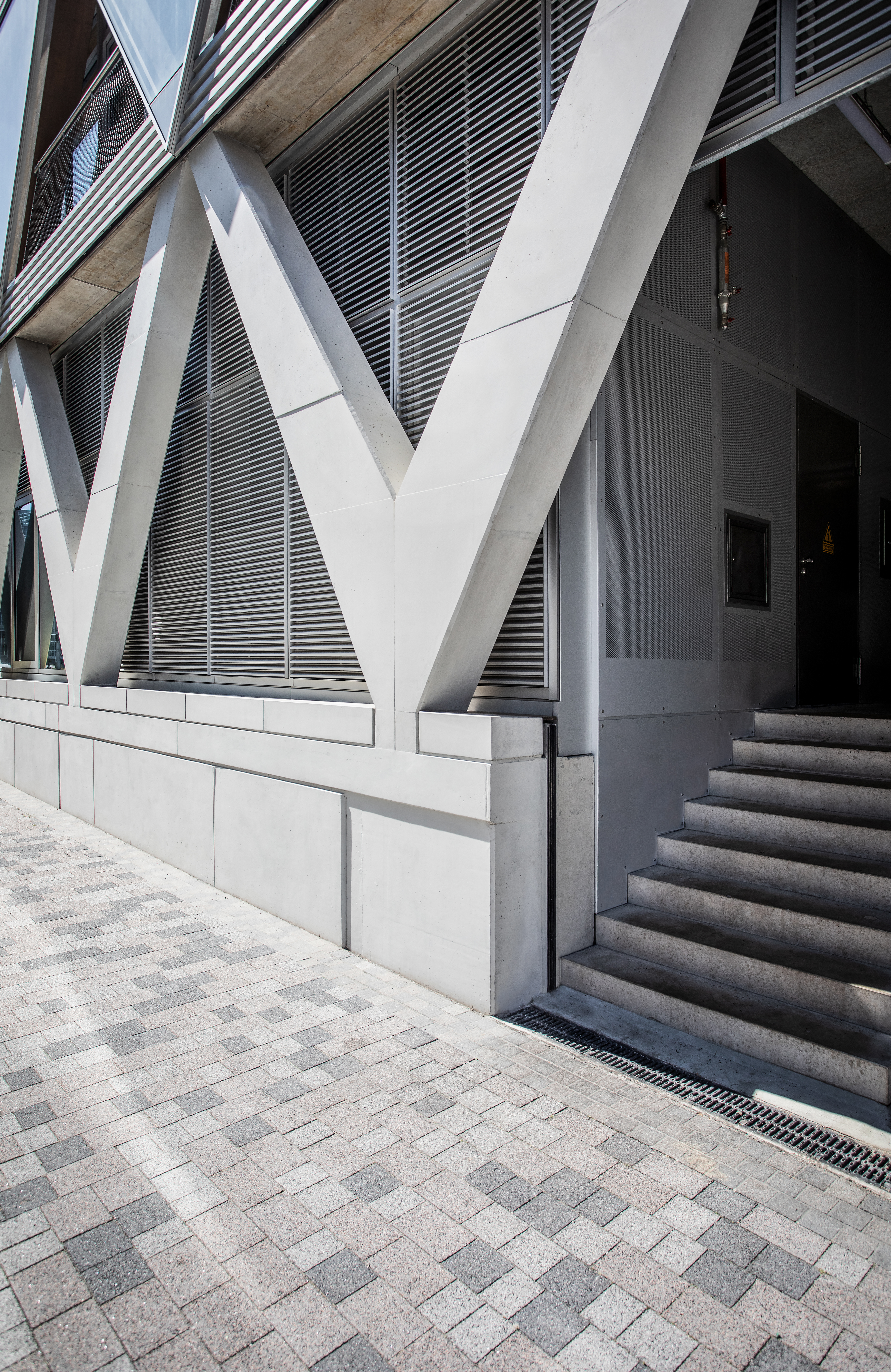 Voor de gevelafwerking van de transformatorruimte op het gelijkvloers stond een performante ventilatie centraal. Iets wat ook gold voor de parkeergarage. Bron: Renson