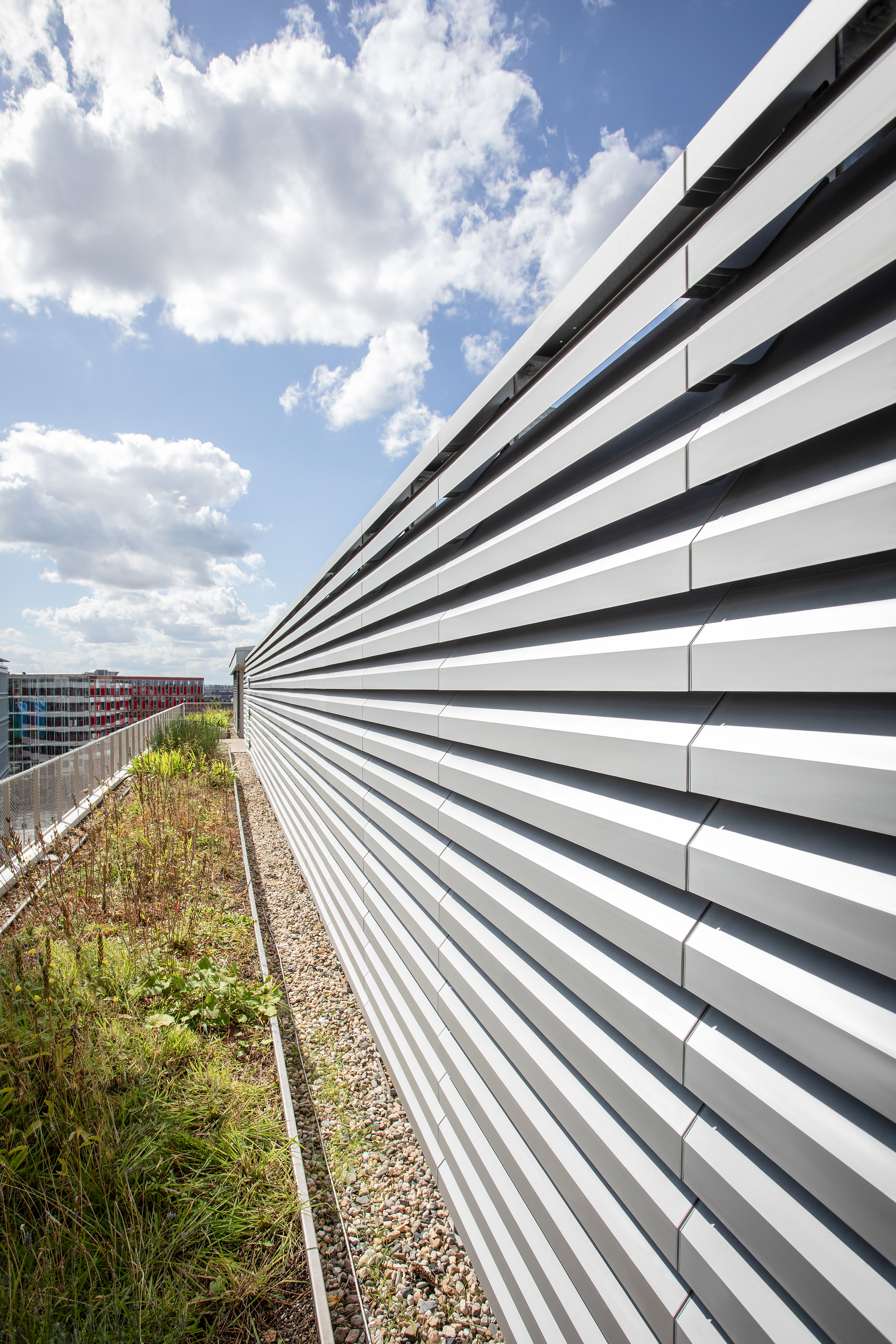 De Linius L.150ACL-lamellenwand voldeed aan alle voorwaarden om tegemoet te komen aan de geluidsnormen én de ventilatie-eisen rond de technieken op het dak. Bron: Renson