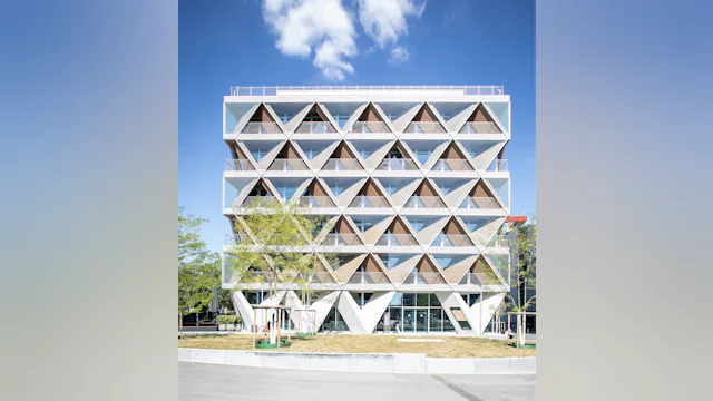 The Cradle: hout-hybride kantoorgebouw met aluminium gevelelementen. Bron: Renson