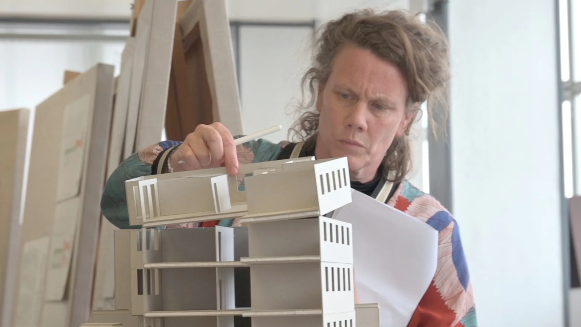 Film still uit de documentaire Let's Talk about Aldo door Marit Geluk met in beeld Ninke Happel, architect en oprichter van HCVA. Beeld credit Marit Gelukt