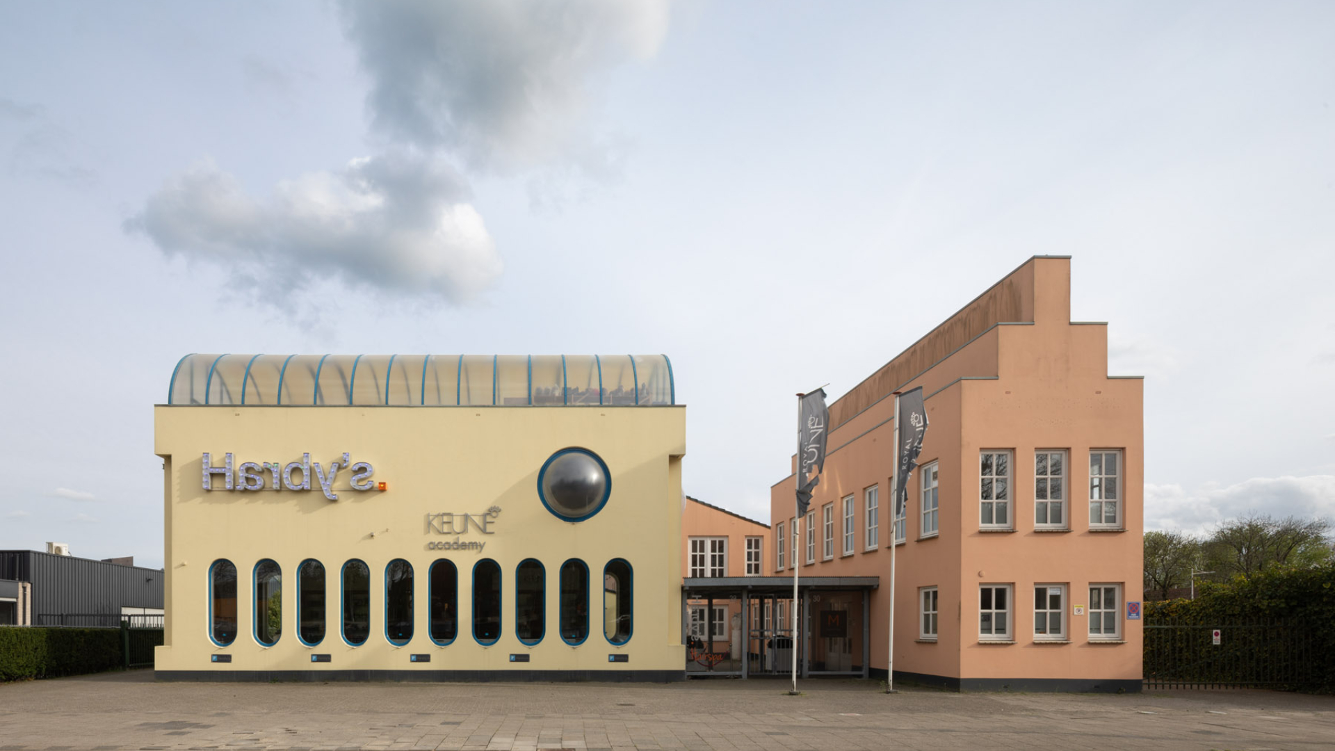 De twee huisjes in Tilburg. Beeld Bart van Hoek